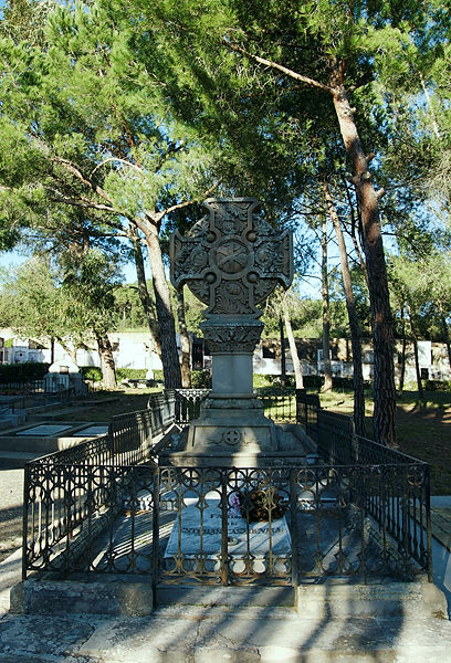 Spanischer Friedhof im Sonnenlicht
