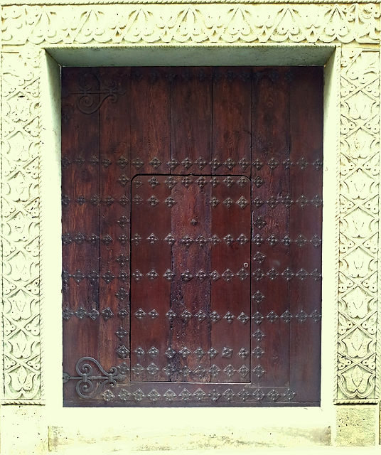Guadix ~ Tür im maurischen Stil