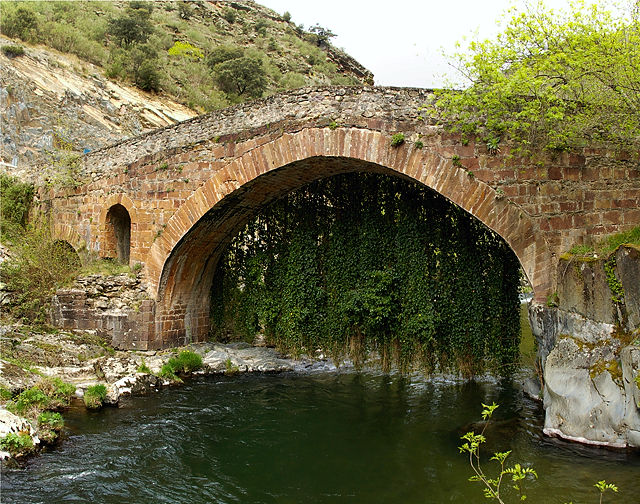 alte Brücke über den Najerilla ~ mit Vorhang aus Efeu