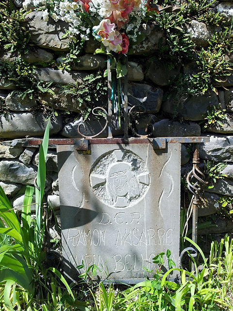 Friedhof, handbehauener Grabstein