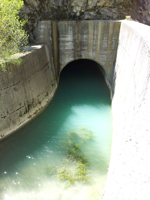 . . . Wasser aus dem Tunnel in den Fluß . . .