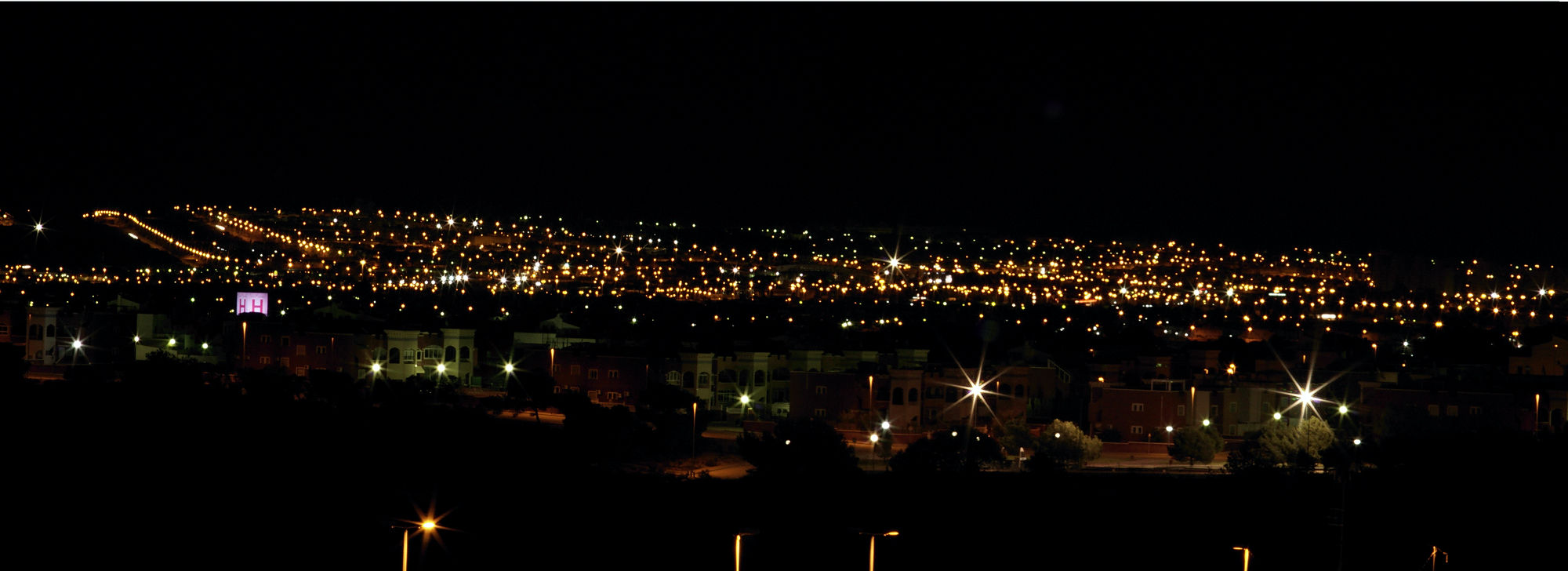 * Agglomeration bei Nacht ~ aus der Entfernung, auf einem Hügel *
