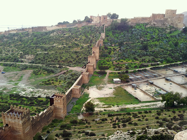 Alcazaba von Almería ~ ein Teil der Festungsmauer durchspannt ein Tal