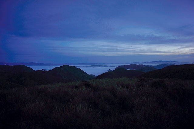 morgendliche blaue Stunde in den Bergen ~ Täler gefüllt mit Nebelmeer