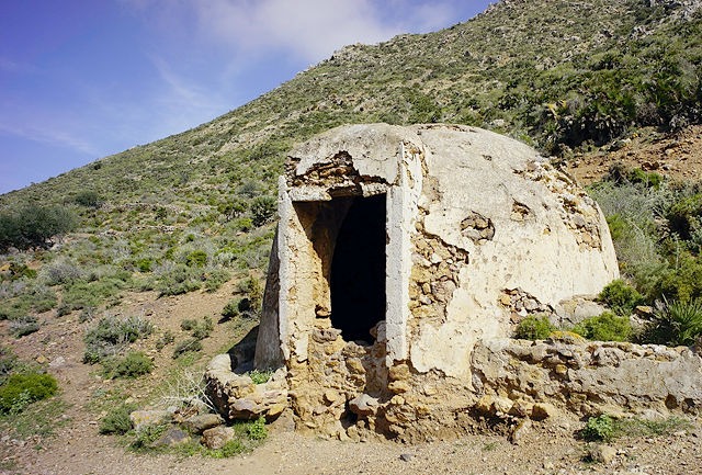 Steinkuppel, darunter Aljibe (Zisterne)
