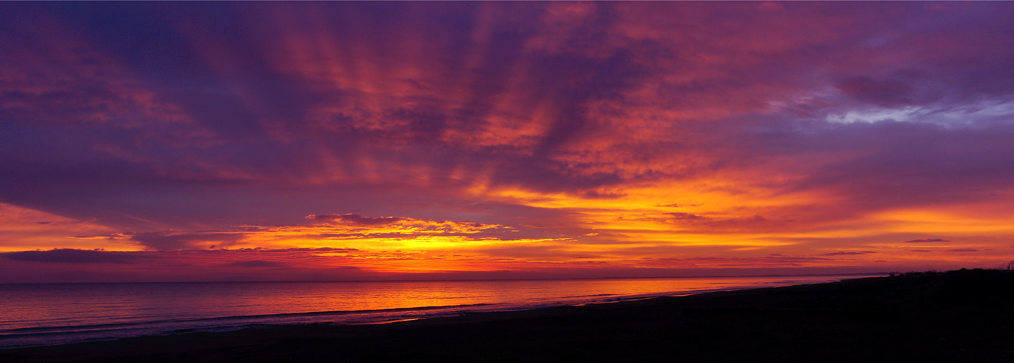 Morgen, heute ~ vor Sonnenaufgang, der Himmel über dem Meer