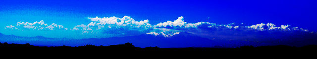 extreme Bearbeitung des Dunstes ~ von Wolken umkränzte Pyrenäen, in der Mitte der Pic du Canigou