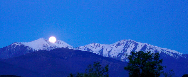 Hektik am Morgen ~ der näher ~ der Mond fällt zwischen zwei der schneebemützten Gipfel ~ Pic du Canigou