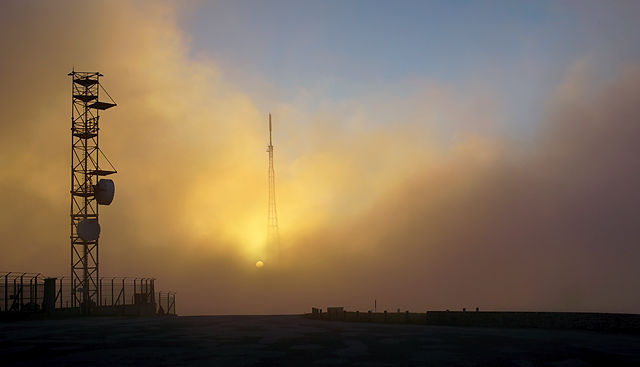 Pic de Nore ~ Sonnenaufgang zwischen Sendetürmen und jagenden Wolken