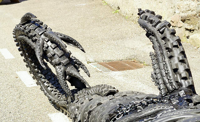 der Schwanz des Drachens ~ die Haut aus Motorrad- und Fahrradreifen