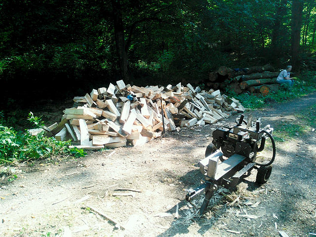 Häufchen Holz, im Vordergrund der Spalter