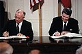 Gorbatschow und Reagan bei der Unterzeichnung des INF-Vertrags