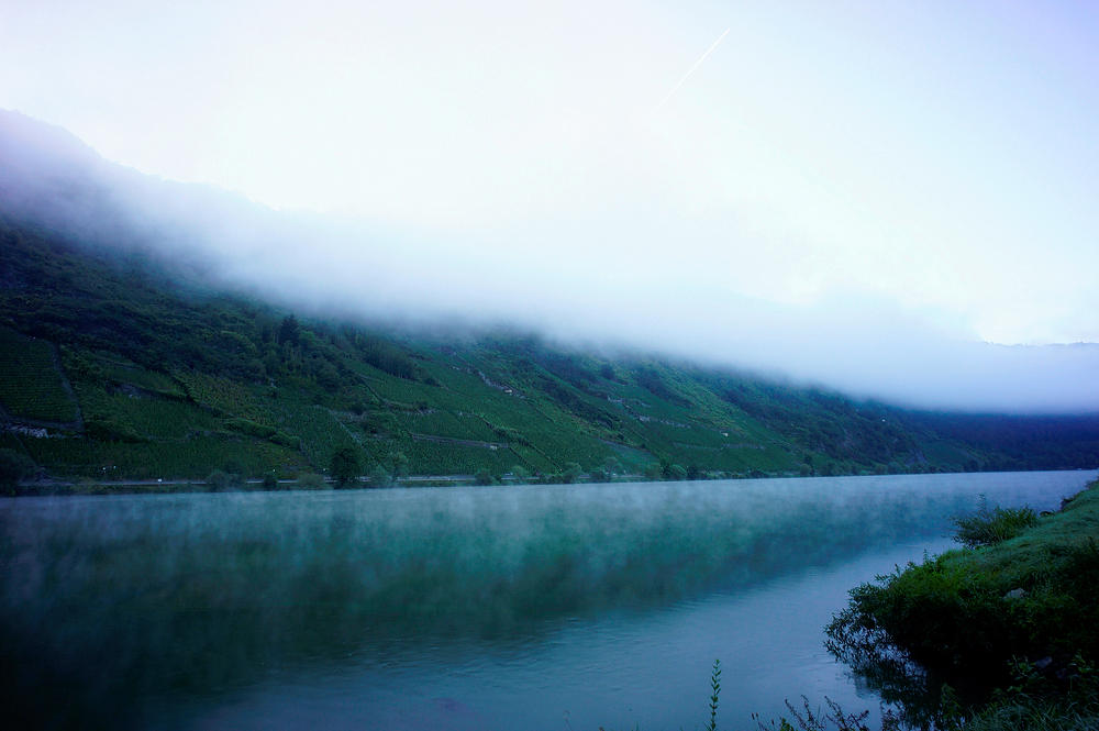 in der blauen Morgenstunde ~ Dunstflöckchen über dem Wasser und Wolkenschlauch oben, der der Mosel folgt . . .