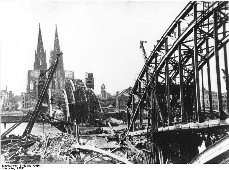 Hohenzollernbrücke nach Sprengung durch die Wehrmacht 1945 ~ Bundesarchiv