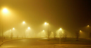 Nebel verbindet sich mit Beleuchtung und Sahara