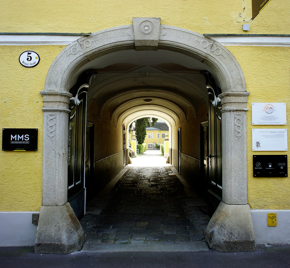 Toreinfahrt/Durchfahrt zum Innenhof ~ Linz