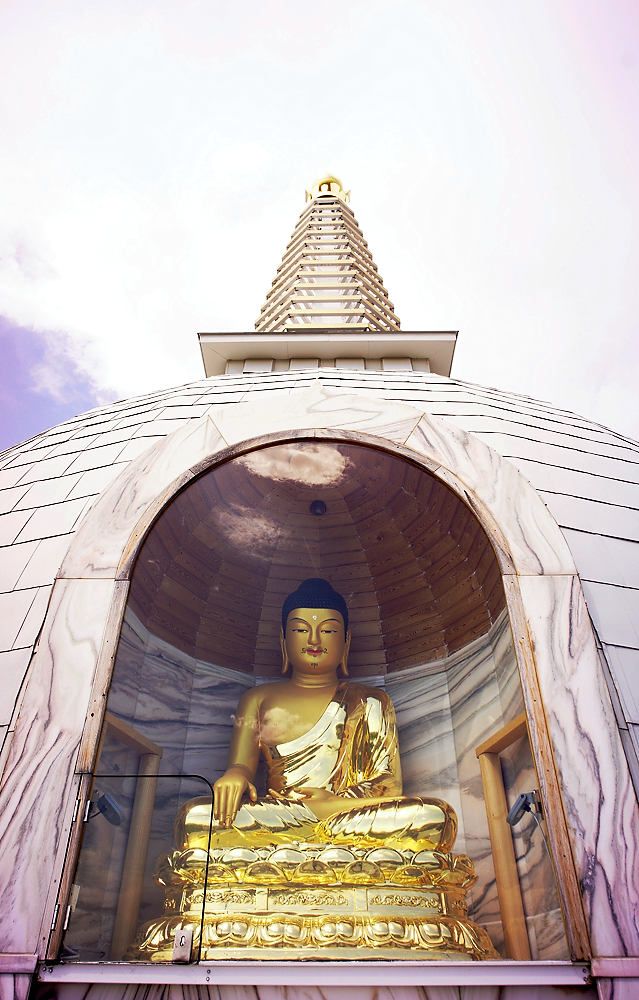 Stupa ~ Buddhastatue in der Kuppel ~ aussen