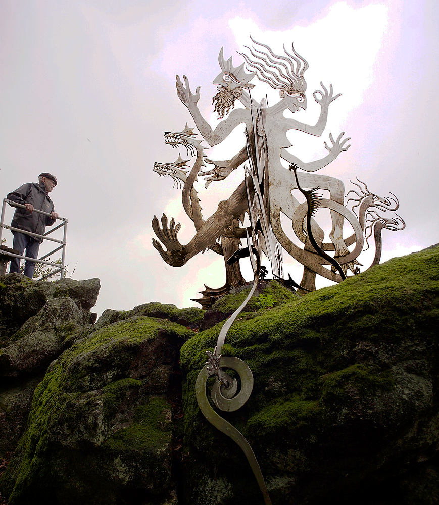 Miguel Horn an seiner Skulptur Felsenreiter